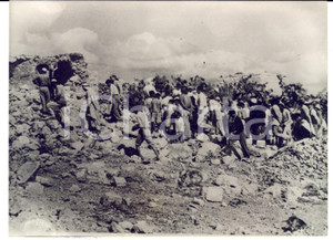 Fotografia d epoca originale 1953 CISGIORDANIA Strage di QIBYA  Abitanti tra le rovine del villaggio Foto 1