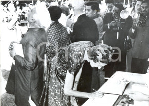 Fotografia d epoca originale 1959 DELHI Pandit NEHRU Edwina MOUNTBATTEN  at Japanese tea house opening Photo 1