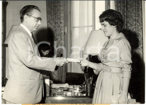 Fotografia d epoca originale 1959 PARIS Premio OTASE Pierre MILLET con la vincitrice Anita GROSSMANN Foto 1