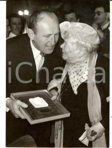Fotografia d epoca originale 1961 PARIS MarieJeanne COURTELINE remet PRIX COURTELINE Ã  BOURVIL Photo 1