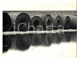 Fotografia d epoca originale 1966 GENOVA Stabilimento ITALSIDER  Veduta di un magazzino Foto 24x18 1