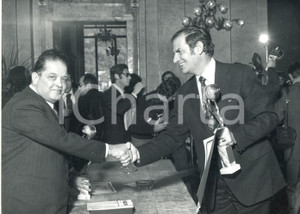 Fotografia d epoca originale 1972 COMO Villa Olmo  Athos VALSECCHI consegna Premio QualitÃ  a Enrico Legler 1