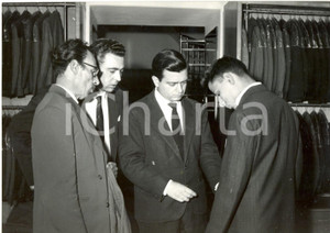 Fotografia d epoca originale 1960 NAPOLI VINCITA TOTOCALCIO  Vincenzo FORMICOLA spende premio con il figlio 1