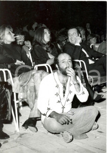 Fotografia d epoca originale 1971 MILANO Lucio DALLA fuma durante le prove del 10Â° CANTAGIRO Foto 13x18 cm 1