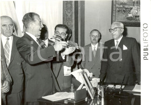 Fotografia d epoca originale 1953 NAPOLI Achille LAURO riceve la chiave d oro dalla cittÃ  di Miami Foto 1