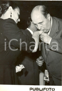 Fotografia d epoca originale 1954 ROMA Premio Luca Seri  Salvatore REBECCHINI accoglie madre di Romeo CHIODI 1