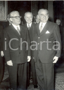 Fotografia d epoca originale 1957 ROMA PALAZZO MADAMA Giovanni GRONCHI riceve Cesare MERZAGORA per auguri 1