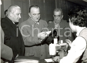 Fotografia d epoca originale 1957 PAVIA Cesare MERZAGORA alla presentazione della macchina MIRELLA  NECCHI 1