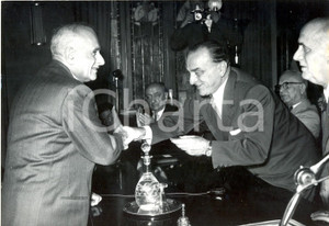 Fotografia d epoca originale 1957 ROMA CONGRESSO CAVALIERI DEL LAVORO Cesare MARZAGORA premia CHIAVOTANO 1
