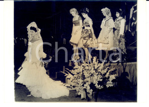 Fotografia d epoca originale 1961 BEIRUT MISS EUROPA  Miss Spagna apre la sfilata in costume tradizionale 1