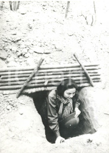 Fotografia d epoca originale 1973 CAMBOGIA GUERRA CIVILE  Norodom MONINEATH visita un ex rifugio antiaereo 1