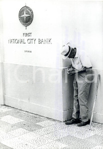 Fotografia d epoca originale 1973 SUD AMERICA Un povero conta gli spiccioli presso la NATIONAL CITY BANK 1