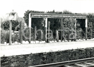 Fotografia d epoca originale 1973 ANGLESEY GALLES  La stazione ferroviaria con il nome piÃ¹ lungo del mondo 1