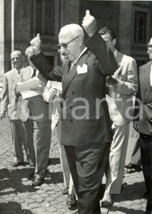 Fotografia d epoca originale 1953 ROMA QUIRINALE  Achille LAURO esulta per la formazione del nuovo Gabinetto 1