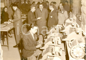 Fotografia d epoca originale 1956 CORTINA D AMPEZZO  VII OLIMPIADI INVERNALI sede stampa  Giulio ANDREOTTI 1