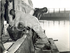 Fotografia d epoca originale 1957 ALBENGA Isola GALLINARA Sommozzatori con tute PIRELLI prima dell immersione 1