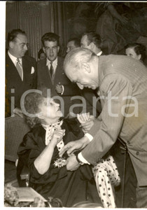 Fotografia d epoca originale 1953 PARIS AndrÃ© MARIE dÃ©core COLETTE grandofficier LEGION D HONNEUR Photo 1