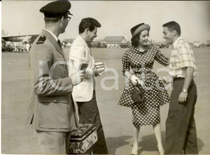 Fotografia d epoca originale 1959 GIBILTERRA Liz TAYLOR ed Eddie FISHER accolti da Mike TODD jr all aeroporto 1