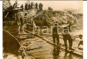 Fotografia d epoca originale 1953 DIEN BIEN PHU VIETNAM Trasporto materiali dopo la distruzione di un ponte 1