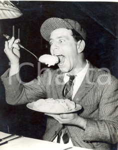 Fotografia d epoca originale 1957 LONDON  Actor Norman WISDOM eating potatoes dish Photo 15x20 cm 1