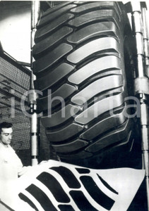 Fotografia d epoca originale 1971 AKRON OHIO  Le impronte digitali del gigantesco pneumatico XT70 Foto 1