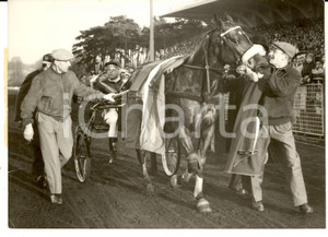 Fotografia d epoca originale 1962 PARIS VINCENNES PRIX D AMERIQUE Vainqueur NEWSTAR avec Walter BARONCINI 1