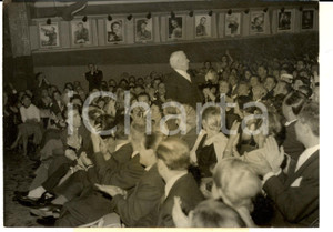 Fotografia d epoca originale 1956 PARIS Charlie CHAPLIN applaudito allo spettacolo di Eddie Constantine Foto 1