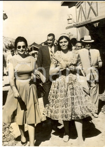 Fotografia d epoca originale 1961 EGITTO  Mogli del maresciallo TITO e presidente NASSER visitano villaggio 1