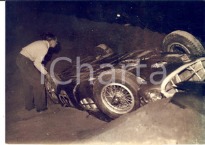Fotografia d epoca originale 1957 24 ORE LE MANS  L  ASTON MARTIN di Tony BROOKS dopo un incidente Foto 1