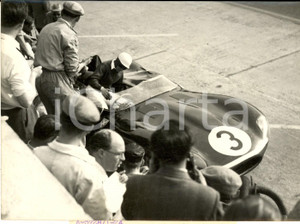 Fotografia d epoca originale 1957 24 ORE LE MANS  JAGUAR di Ron FLOCKHART e Ivor BUEB al rifornimento Foto 1
