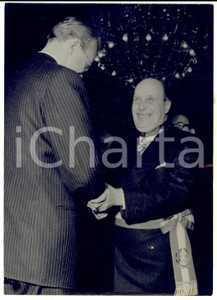Fotografia d epoca originale 1956 PARIS JumÃ©lage ParisRome  LÃ©gion d Honneur au maire Salvatore REBECCHINI 1