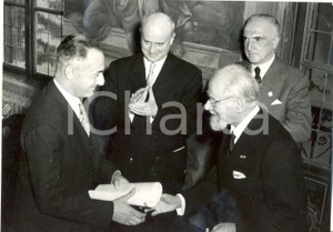 Fotografia d epoca originale 1953 TORINO Enrico MATTEI riceve laurea ad honorem da Eligio PERUCCA Foto 18x13 1