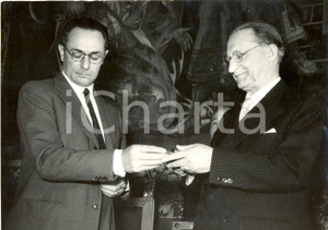 Fotografia d epoca originale 1953 ROMA Enrico MATTEI consegna medaglia dei Partigiani ad Alcide DE GASPERI 1