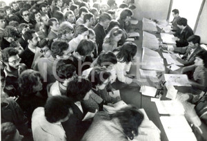 1972 MILANO - Università Statale assediata da un folto numero di matricole *Foto