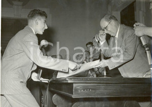 Fotografia d epoca originale 1953 ROMA Salvatore REBECCHINI consegna premio Luca SERI a Cesare FACCINI 1