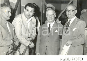 Fotografia d epoca originale 1958 NAPOLI Umberto TERRACINI e protestanti anti ponte aereo USAMedio Oriente 1