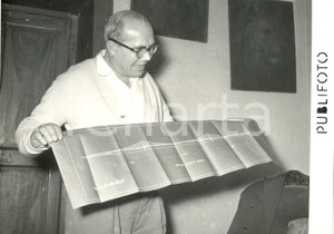 Fotografia d epoca originale 1953 NAPOLI Ing. Mario PALMIERI mostra progetto ponte STRETTO DI MESSINA Foto 1