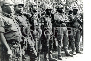 Fotografia d epoca originale 1972 MOZAMBICO  Guerriglia FRELIMO  Samore MACHEL con i suoi soldati Foto 1