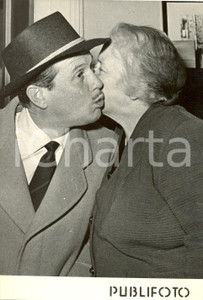Fotografia d epoca originale 1955 NAPOLI Il cantautore Roberto MUROLO saluta la madre Foto 18x13 1