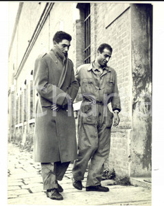 Fotografia d epoca originale 1955 ca VENEZIA Finanziere sul luogo della morte di tre operai per esalazioni 1