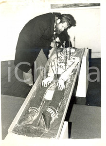 Fotografia d epoca originale 1961 LONDON  Lionel MISKIN with his effigy cake in Woodstock Gallery Photo 1