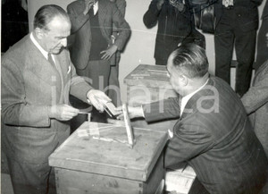 Fotografia d epoca originale 1956 ROMA  Elezioni Amministrative  Cesare MERZAGORA vota al seggio 106 Foto 1