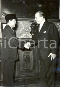 Fotografia d epoca originale 1954 ROMA Quirinale  Cesare MERZAGORA riceve Raden Mas SARTONO Foto 13x18 cm 1
