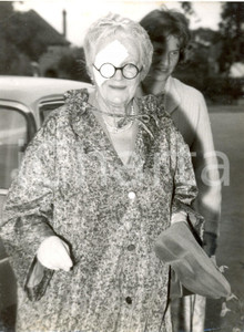 Fotografia d epoca originale 1959 GRIMSTEAD  Lady CHURCHILL returns to Queen Victoria Hospital wearing patch 1