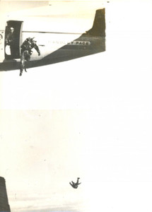 Fotografia d epoca originale 1962 SALISBURGO RAF I diavoli del cielo  Robert NORRY si lancia da HANDLEY PAGE 1