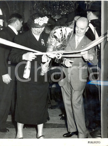 Fotografia d epoca originale 1953 CASTELLO DI STUPINIGI Mostra del Tessile  Giuseppe SPATARO con la moglie 1