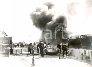 Fotografia d epoca originale 1959 GOODWOOD CIRCUIT  Firemen extinguish the fire of ASTON MARTIN Photo 20x15 1