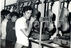 Fotografia d epoca originale 1971 MILANO  5Â° Salone della Musica  Visitatori osservano i violini cinesi 1
