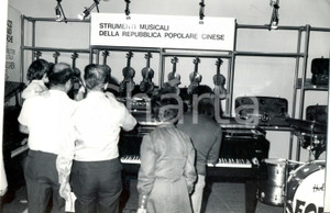 Fotografia d epoca originale 1971 MILANO 5Â° Salone Internazionale della Musica  Lo stand cinese Foto 18x13 1