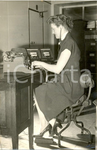 Fotografia d epoca originale 1953 LONDON Barbara RAYNER working as shorthandtypist in Shell Mex House Photo 1
